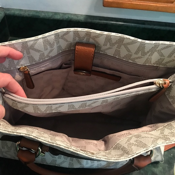 COPY - Michael Kors Medium Hamilton - Picture 3 of 3